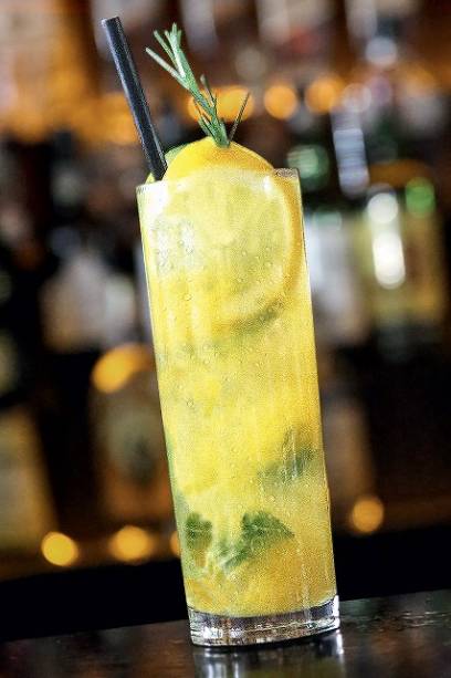 A mistura de vodca, manga e hortelã A mistura de vodca, manga e hortelã