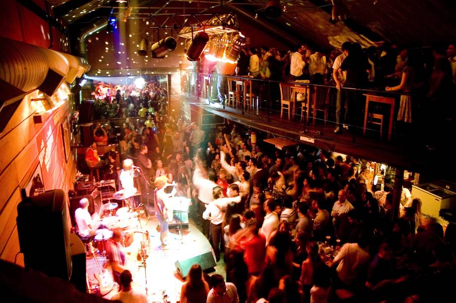 A pista do Kia Ora ferve todos os dias da semana com o som ao vivo de bandas de pop rock