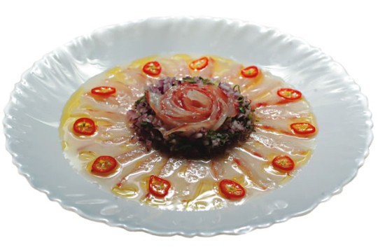 Opção nipo-peruana: tiradito de tilápia ao molho cítrico Opção nipo-peruana: tiradito de tilápia ao molho cítrico