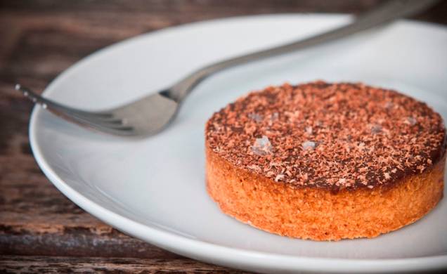 Prove a tortinha doce de chocolate com um toque de flor de sal