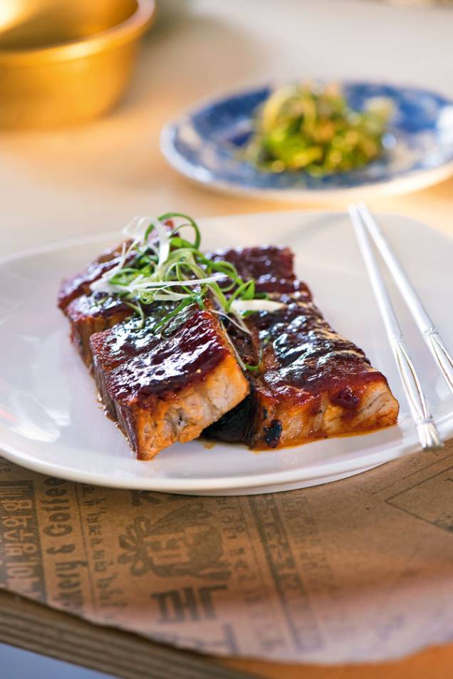 Pancetta glaceada com molho agridoce picante: clássico coreano com influência francesa Pancetta glaceada com molho agridoce picante: clássico coreano com influência francesa