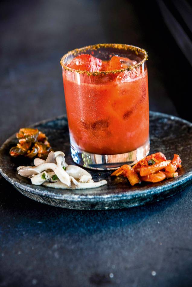 Bloody mary: drinque leva suco de tomate temperado com kimchi e vem com um trio de petiscos variados Bloody mary: drinque leva suco de tomate temperado com kimchi e vem com um trio de petiscos variados