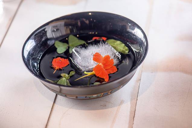 Drinque na cumbuca: o garden groove combina soju, gim, vermute seco e jerez com brotos e flores orgânicos