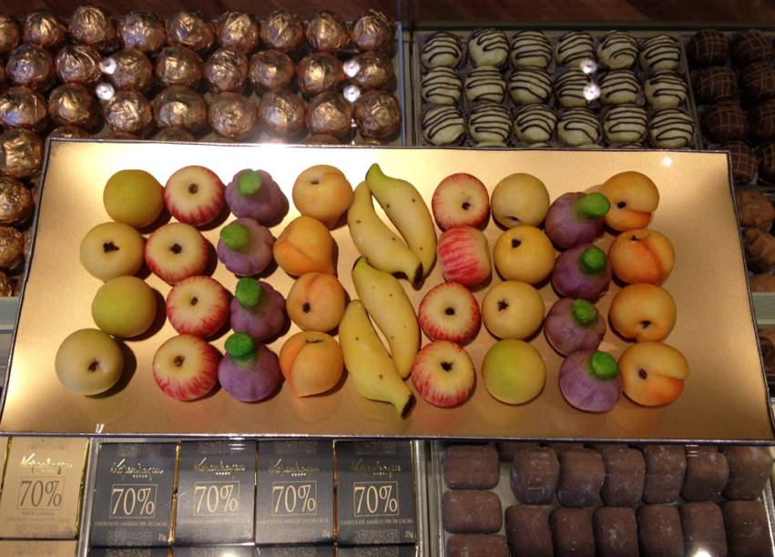 Docinhos de marzipã em formato de frutas