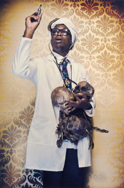 Nascido no Zimbabwe, Kudzanai Chiurai explora temas como xenofobia e refúgio em trabalhos de arte urbana