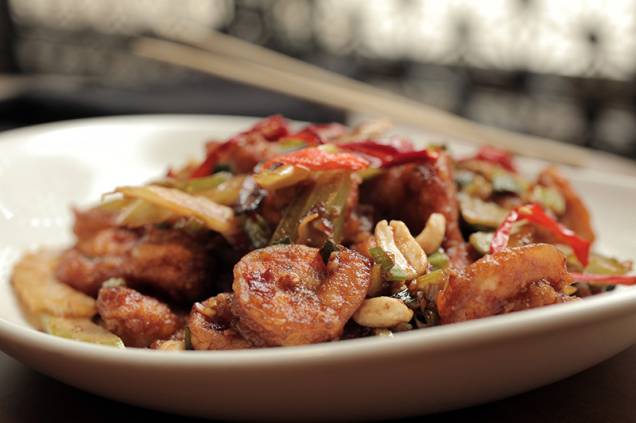 O kung pao shrimp mistura camarão, salsão e amendoim