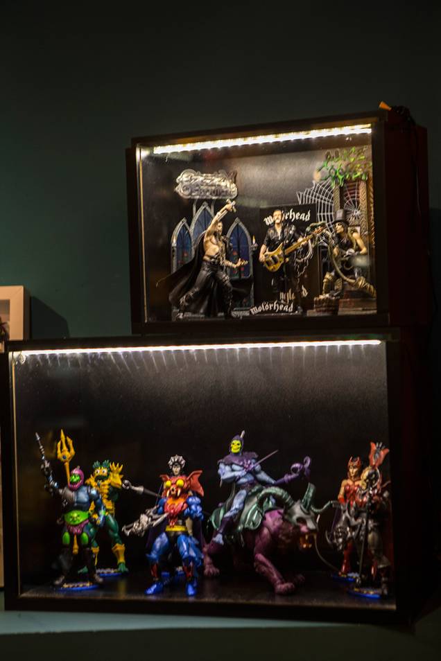 Prateleiras com miniaturas: temática nerd Prateleiras com miniaturas: temática nerd