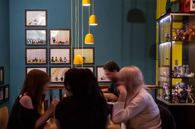 Com todo jeitão de quarto de adolescente, o bar é cheio de quadros com ilustrações divertidas Com todo jeitão de quarto de adolescente, o bar é cheio de quadros com ilustrações divertidas