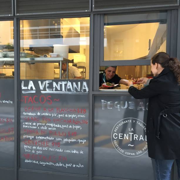 A janela do La Central, onde são vendidos tacos