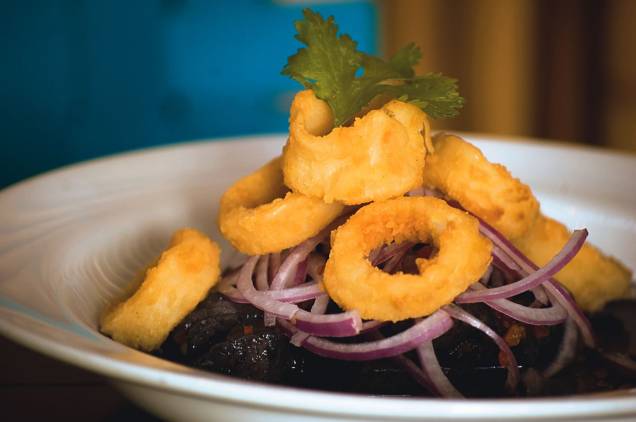 À moda peruana: o La Mar faz ceviche em tinta de lula com anéis do molusco empanados