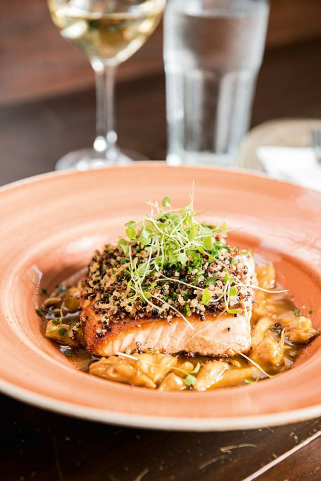 Salmão em crosta de quinoa