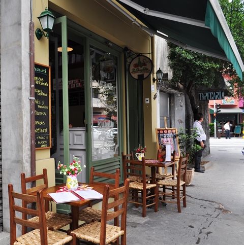 A filial, com mesas na calçada: decoração em verde, branco e vermelho