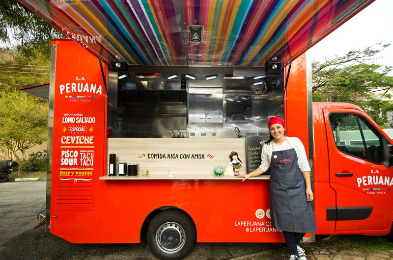 A peruana Marisabel Woodman estaciona seu food truck na Praça Charles Miller neste domingo (23)