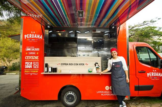 A peruana Marisabel Woodman estaciona seu food truck na Praça Charles Miller neste domingo (23)