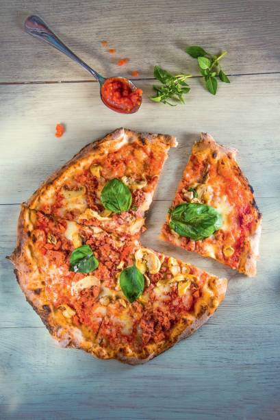 La Pizza di Eataly por Rossopomodoro: cogumelos, linguiça artesanal moída, mussarela e manjericão são combinados sem exagero, para não roubar o sabor da massa