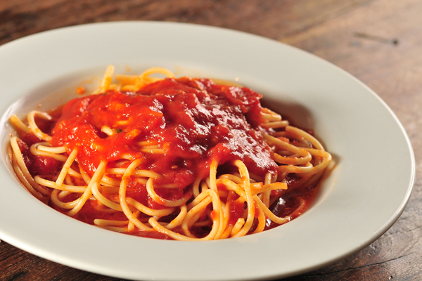 No cardápio infantil do La Pasta Gialla: espaguete ao molho de tomate