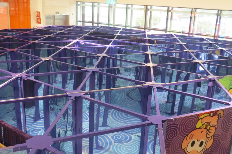 Com temática da Turma da Mônica, o labirinto é cheio de espelhos