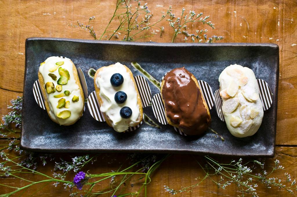 Faire La Bombe: éclairs pequenas de pistache, mirtilo, baunilha e amêndoas Faire La Bombe: éclairs pequenas de pistache, mirtilo, baunilha e amêndoas