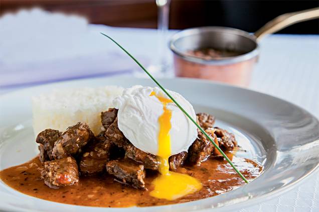 Picadinho de filé-mignon com ovo, arroz e feijão Picadinho de filé-mignon com ovo, arroz e feijão