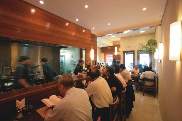 O diminuto salão do Lamen Kazu, na Liberdade: a casa faz sucesso com receitas de macarrão oriental
