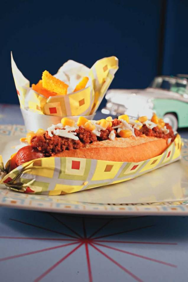 Na Lanchonete da Cidade, o hot-dog bidu traz a salsicha coberta por chili Na Lanchonete da Cidade, o hot-dog bidu traz a salsicha coberta por chili
