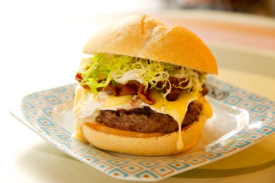 Leblon: composto de queijo camembert, bacon, tomate e alface frisée