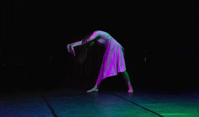 A bailarina aborda a relação com o tempo e o desejo de transcendência
