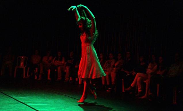 A bailarina aborda a relação com o tempo e o desejo de transcendência