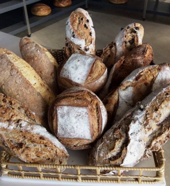 Nas estantes: oferta de pães de fermentação natural