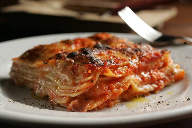 Lasanha mamadi: feita com presunto, queijos mussarela, parmesão e provolone, finas camadas de massa e molho de tomate