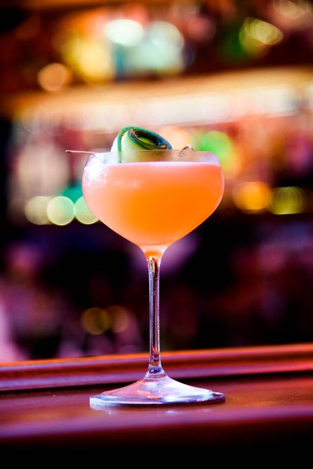 Chamado de billie holiday, o drinque combina tequila, vermute, Aperol, purê de pepino, licor de laranja e limão