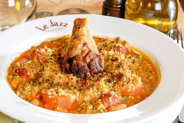 O cassoulet, cozido francês preparado com feijão branco, é servido com confit de pato, linguiça e cenoura O cassoulet, cozido francês preparado com feijão branco, é servido com confit de pato, linguiça e cenoura