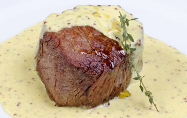 Steak de filé-mignon com molho de mostarda