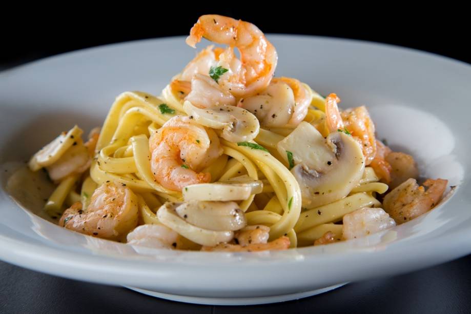 Linguini com camarão e cogumelo-de-paris salteado ao molho de manteiga e especiarias