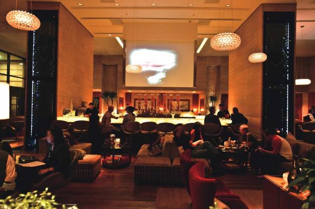 As caprichadas instalações do Living Lounge Bar & Sushi: no lobby do Hotel Renaissance