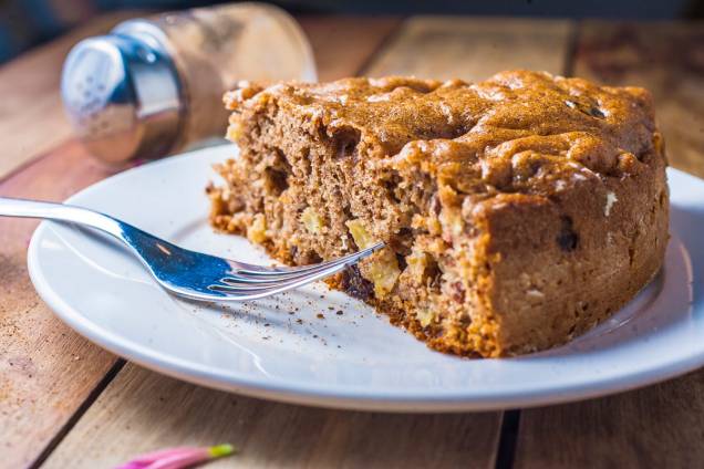 Fatia da especialidade da casa: bolo de maçã e uva-passa