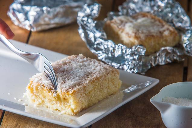 O bolo de coco gelado molhadinho O bolo de coco gelado molhadinho