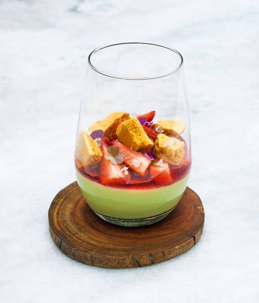 Bavaroise coberta por gelatina de ágar-ágar com morango fresco e caramelo aerado