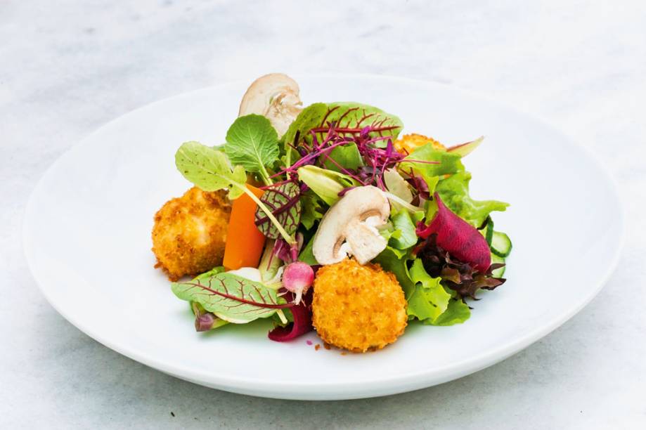 Croquetas recheadas de cogumelos, acompanhadas de salada verde com brotos