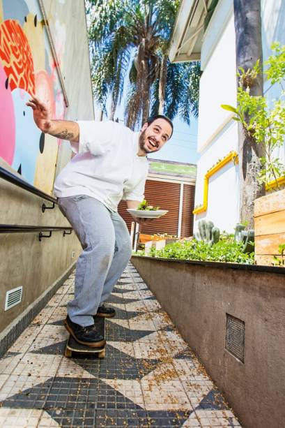 Skatista nas horas vagas, o chef Victor Dimitrow cultiva e colhe as hortaliças