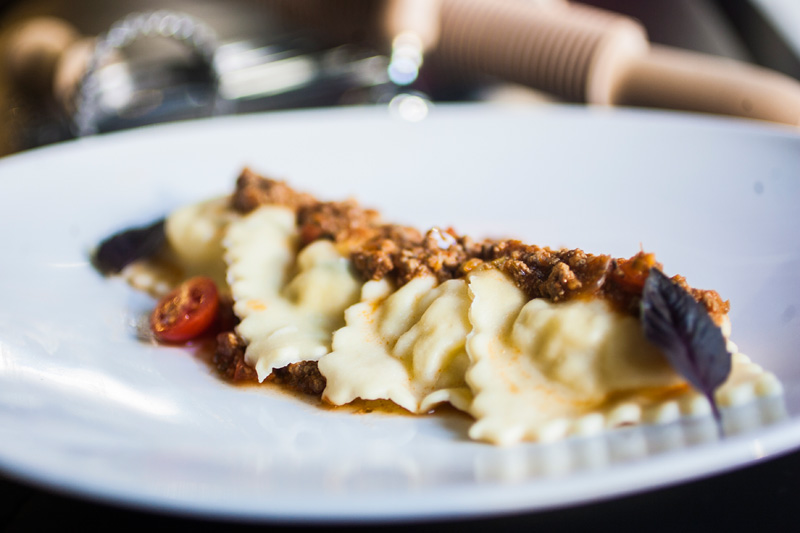 Tortelli de queijo meia-cura com manjericão