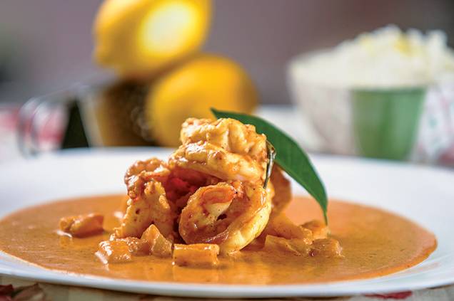 O picante kari: ao molho de curry vermelho