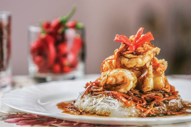Sichuan: camarão servido com macarrão de feijão-verde