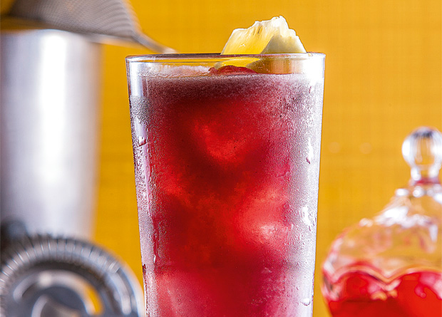 Blackberry lemonade: gim, geleia de amora, limão-siciliano e pera num copão com muito gelo
