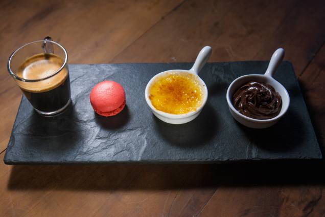 Café gourmand: expresso com macaron de frutas vermelhas, musse de chocolate e creme brûlé em tamanho míni