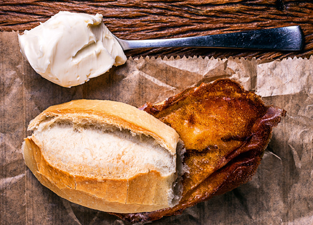 Gotozo: pão francês com requeijão na chapa