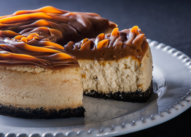 Cheesecake com base de biscoito de chocolate e cobertura de doce de leite