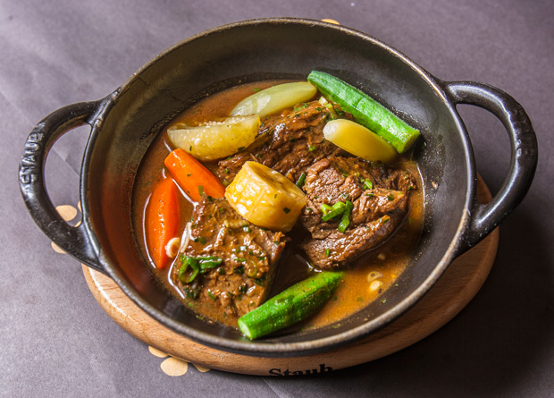Carne de panela: com banana, cenoura, chuchu, maxixe, cebola e quiabo Carne de panela: com banana, cenoura, chuchu, maxixe, cebola e quiabo