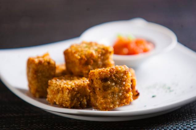 Crocante de tapioca, queijo de coalho e compota de pimenta ao molho de tomate Crocante de tapioca, queijo de coalho e compota de pimenta ao molho de tomate