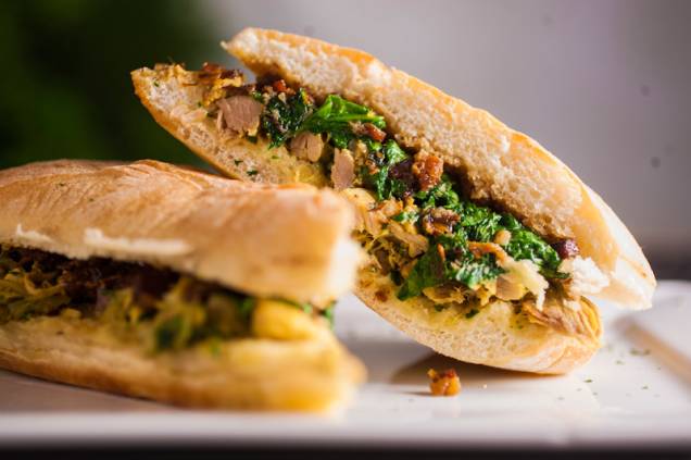 Sanduíche de pernil com geleia de bacon e folhas de mostarda na ciabatta Sanduíche de pernil com geleia de bacon e folhas de mostarda na ciabatta